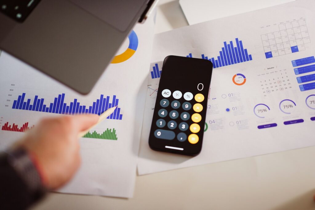 kurs fiyatları, a calculator sitting on top of a table next to a laptop