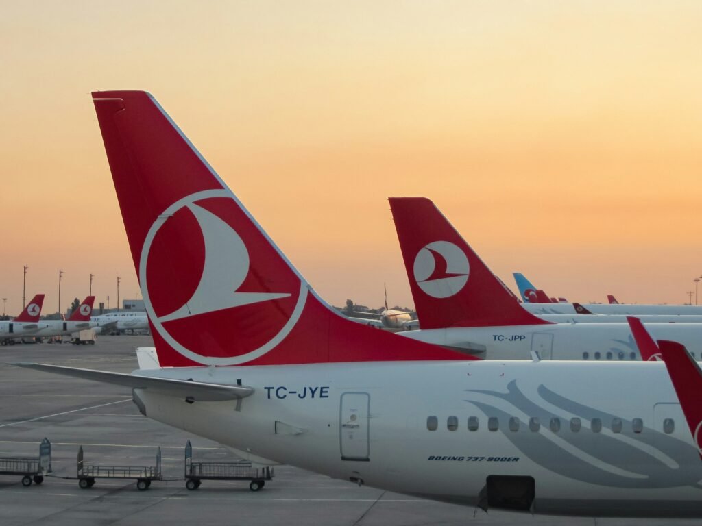 a couple of airplanes at an airport, havacılık ingilizcesi kursu