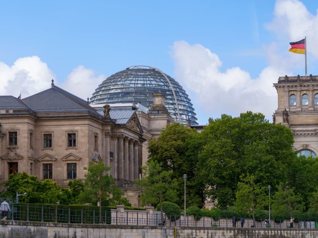 Berlin Reichstag binası ve Alman bayrağı - Almanya vatandaşlığı ve kalıcı oturum Almanca şartı