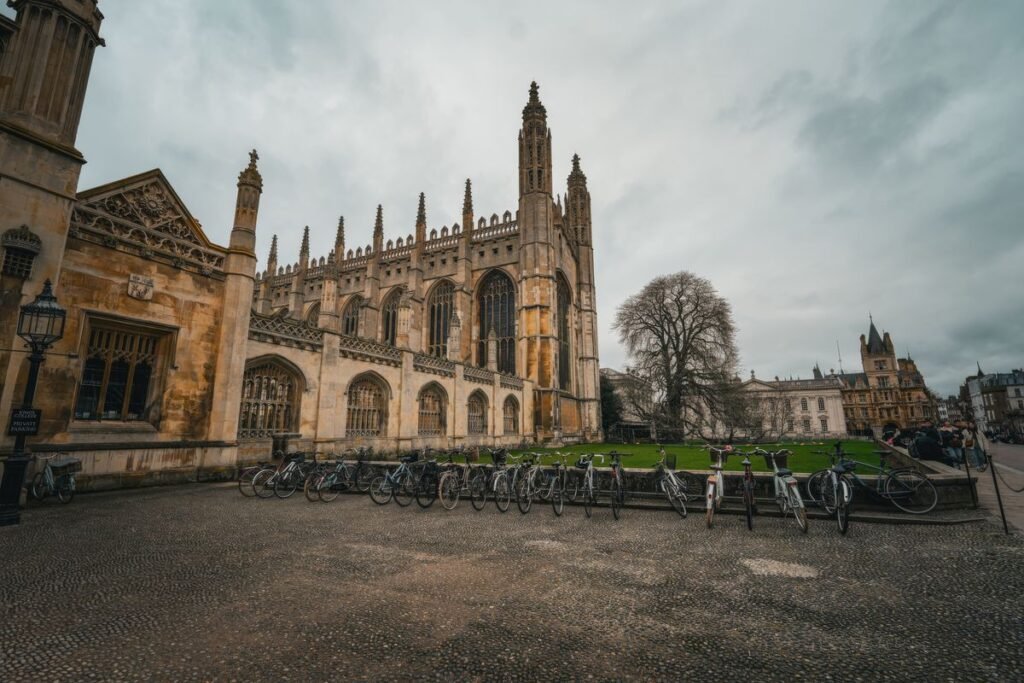 Cambridge King's College Şapeli ve önünde bisikletler