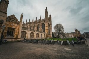 Cambridge King's College Şapeli ve önünde bisikletler