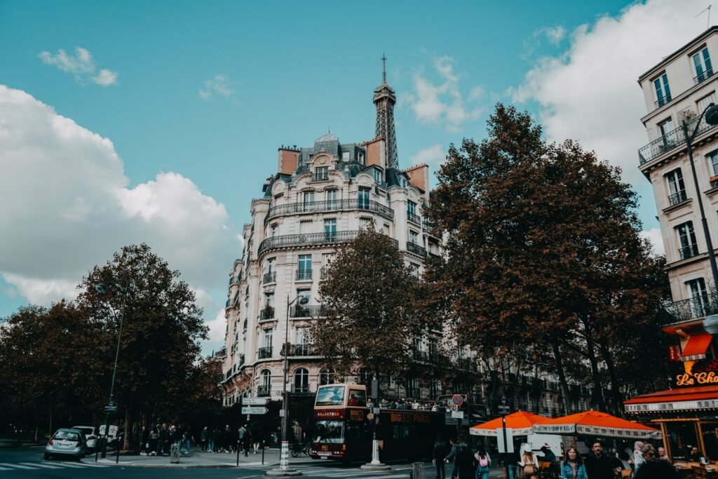 Paris sokağından Eiffel Kulesi ve Haussmann mimarisi - DELF ve DALF Fransızca yeterlilik sınavı