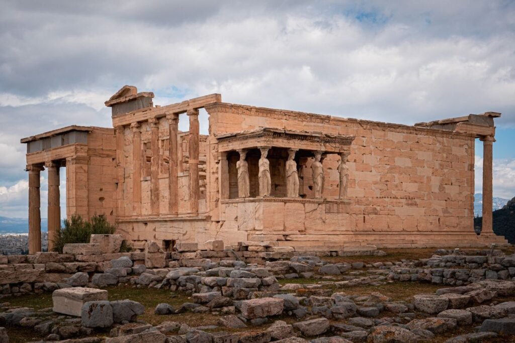 Atina Akropolis, Erechtheion Tapınağı ve Karyatidler