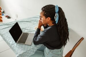 Evde dizüstü bilgisayarla Duolingo English Test hazırlığı - SDM Dil Okulu